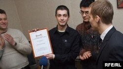 Аляксандар Баразенка атрымлівае ўзнагароду ад Хартыі 97