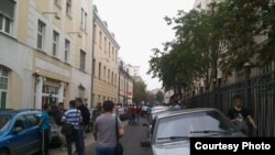 Граждане Узбекистана рядом с посольством своей страны в Москве.