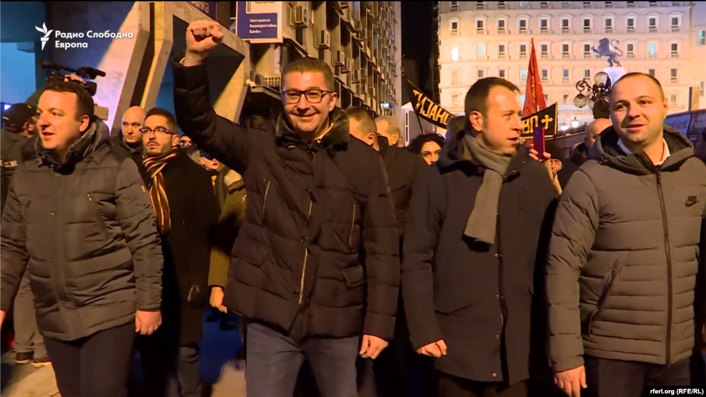 МАКЕДОНИЈА - Со собир пред владата, ВМРО-ДПМНЕ ја почна најавената серија протести против актуелната власт во Скопје и низ градовите во Македонија. Партискиот лидер Христијан Мицкоски најави тешка борба за нова зора за татковината.