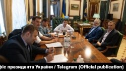 Volodymyr Zelenskiy (başda) və Ihor Kolomoyskiy (sağda başdan birinci)