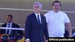 Armenia - President Serzh Sarkisian (L) and businessman Gagik Tsarukian inaugurate an entertainment center in Yerevan, 1Jun2015.