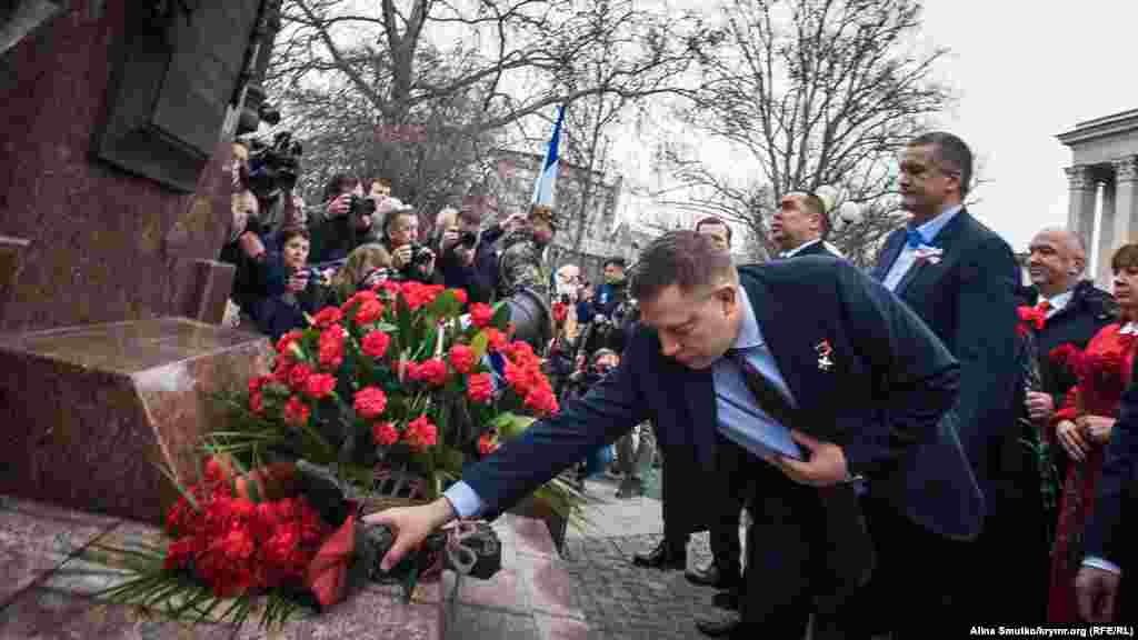Олександр Захарченко на покладанні квітів біля пам&#39;ятника &laquo;Народному ополченню всіх часів&raquo;