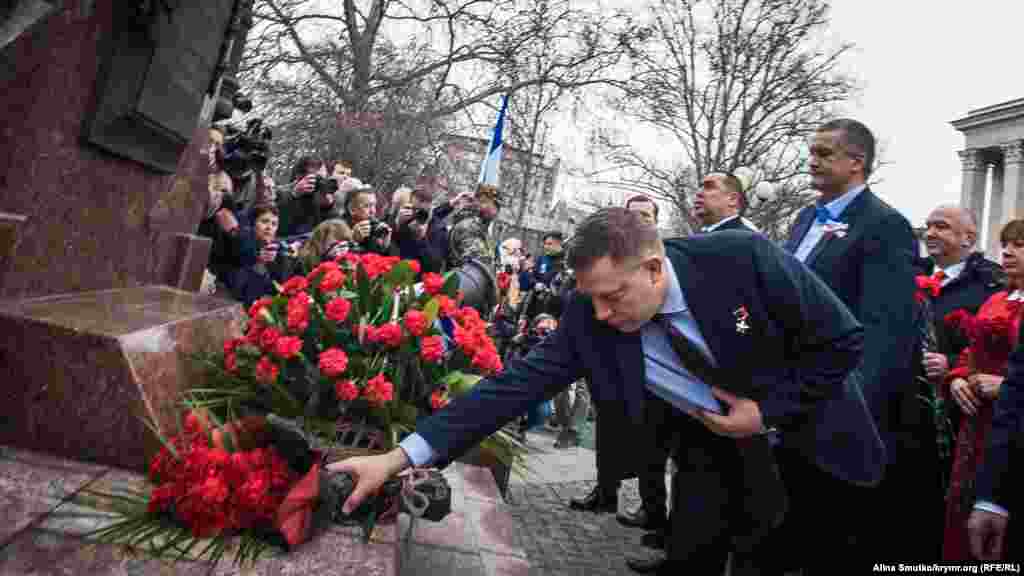 Олександр Захарченко на покладанні квітів біля пам'ятника «Народному ополченню всіх часів»