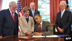 باراک اوباما، رييس جمهوری آمریکا در حال امضا قانون همکاری های امنیتی با اسرائیل