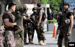 Такие патрули спецназа жандармерии, преданной Эрдогану, в Стамбуле сегодня стоят на каждом крупном перекрестке