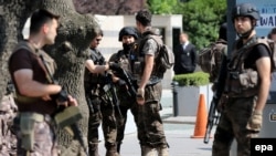 Сотрудники сил безопасности Турции.