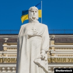 Памятник Киевской княгине Ольге, которая в 957 году приняла христианство, посетив Константинополь. Киев