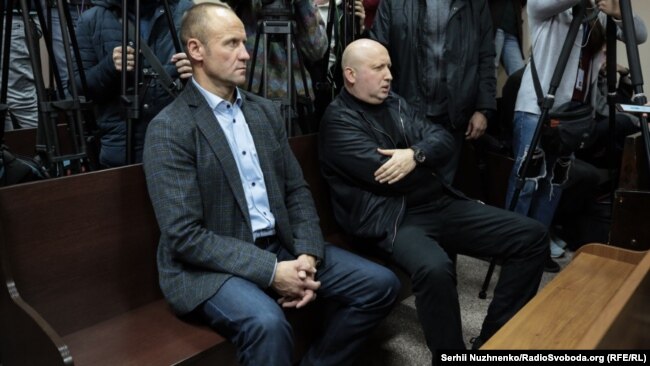 Олександр Турчинов (праворуч), колишній секретар РНБО на суді з обрання запобіжного заходу Сергію Пашинському, 7 жовтня 2019 року