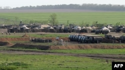 Тренировочный военный лагерь в Ростовской области России, на границе с Украиной. 23 мая 2015 года.