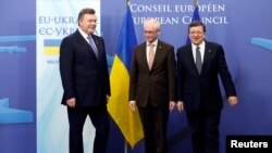 Президент України Віктор Янукович, президент Європейської ради Герман ван Ромпей і президент Єврокомісії Жозе Мануель Баррозу на саміті в Брюсселі