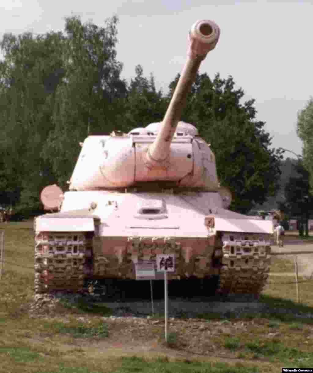 Перекрашенный в розовый цвет советский танк находится ныне на территории Военно-Технического музея в деревне Лешаны близ Праги. 
