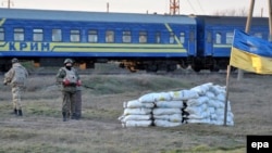 Кримський потяг на українському КПП на адмінмежі Херсонщини та Криму, біля села Чонгар, Херсонська область, березень 2014 року