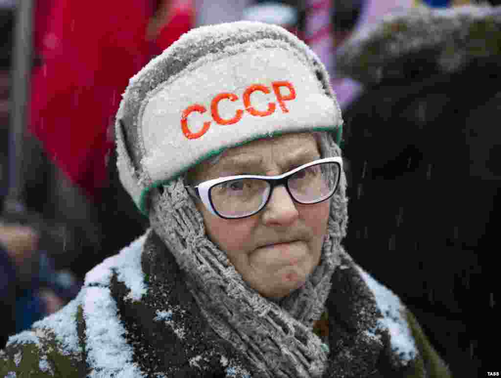 Празднование 99-ой годовщины Великой октябрьской социалистической ревоции в Новосибирске, ноябрь 2016 года.