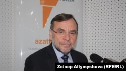 Президент компании Centerra Gold Ян Аткинсон во время интервью в студии Кыргызской службы Азаттыка, 22 октября 2013 года. 
