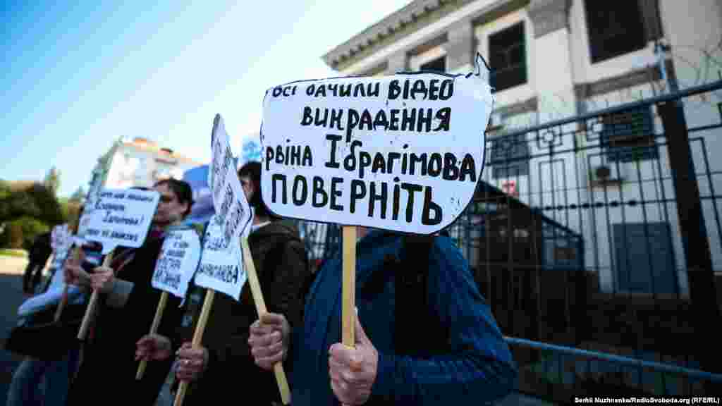 Активисты и правозащитники устраивают акции с тех пор, как похитили Эрвина Ибрагимова. Член исполкома Всемирного конгресса крымских татар был похищен неизвестными в Бахчисарае 24 мая 2016 года