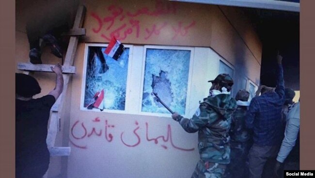 مهاجمان به سفارت آمریکا در دی ماه ۹۸، روی دیوار سفارت عبارت «سلیمانی رهبر ماست» را نوشته‌اند
