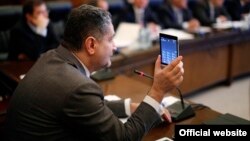 Прем’єр-міністр Вірменії демонструє майбутній пристрій