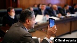 Премьер-министр Армении Тигран Саргсян держит в руке первый армянский телефон - Армфон, Ереван, 6 декабря 2013 г.