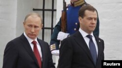 Ресей президенті Владимир Путин (сол жақта) бұрынғы президент Дмитрий Медведевпен бірге инаугурация кезінде. Мәскеу, 7 мамыр 2012 жыл. 
