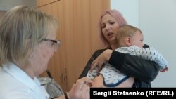 Їтка Шковранкова, лікар-імунолог Празької Університетської лікарні робить щеплення однорічному Алешу