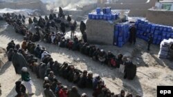 آرشیف، شماری از افغان‌های بی‌بضاعت منتظر کمک در افغانستان