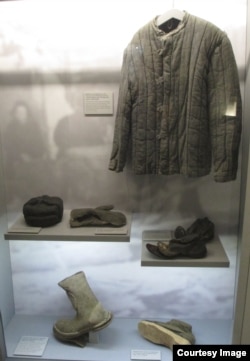 Одяг і взуття рабів комуністичного режиму. У правому нижньому кутку саморобний брезентовий черевик із дерев'яною підошвою. Фото О. Гогуна з виставки «ГУЛАГ»