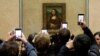Відвідувачі фотографують картину «Мона Ліза» («Джоконда») художника Леонардо да Вінчі в музеї Лувру, Париж, Франція, 3 грудня 2018 року
