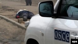 Мариуполь, 24 января 2015 г. Автомобиль экспертов ОБСЕ на месте гибели людей при обстреле