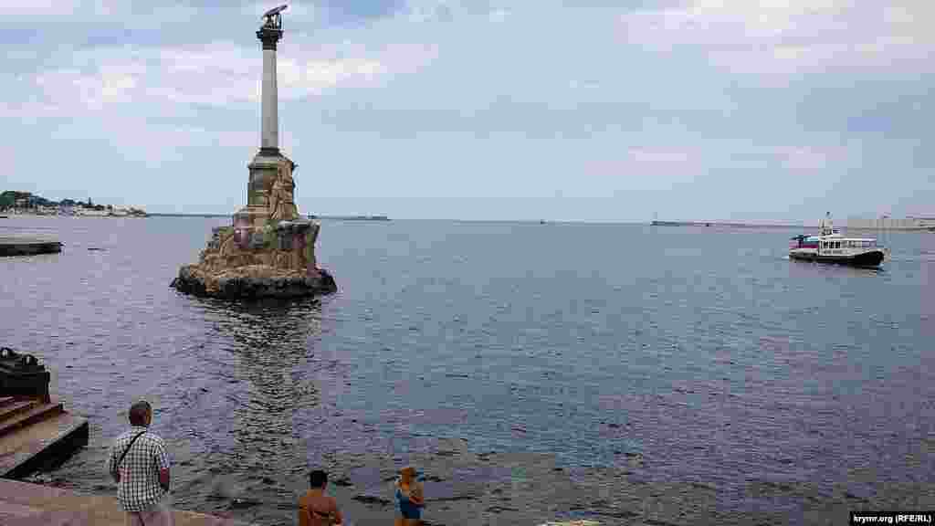 На пляже в центре Севастополя у памятника Затопленным кораблям теперь мало кто купается, так как местные власти угрожают крупными штрафами за купание в неустановленном месте
