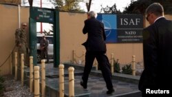 Госсекретарь США Джон Керри (в центре) прибыл в штаб-квартиру НАТО в Кабуле. 11 октября 2013 года