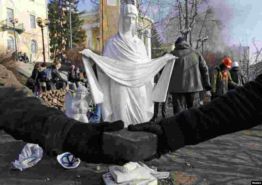 Kiyev 20 fevral 2014. Etirazçılar geri qaytardıqları ərazilərdə yeni barrikadalara qururlar