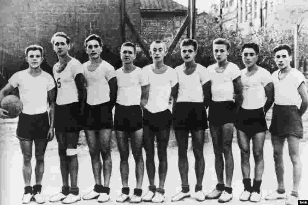 Гагарин (крайний слева) со своей волейбольной командой в 1950 году. Во взрослом возрасте он оставался невысоким &ndash; всего 157 сантиметров
