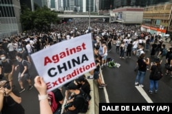 "Қытайға экстрадиция жасауға қарсылардың" бірі. Гонконг, 12 маусым 2019 жыл.