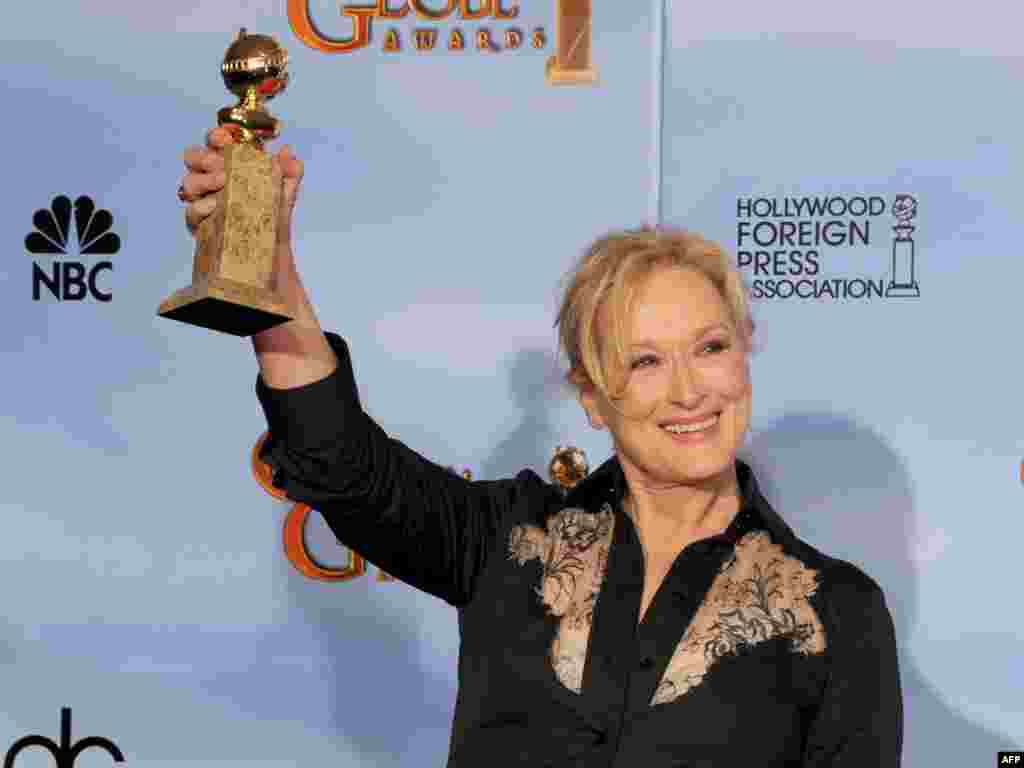 Glumica Meryl Streep sa osvojenim Globusom za ulogu u filmu ¨Čelična Lady¨, 15.01.2011.