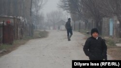Люди на улице села в Туркестанской области. Иллюстративное фото.