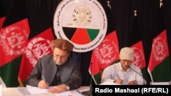 ناکامورا در حال امضای سند مربوط به احداث کانال آبیاری در ننگرهار با والی حکومت پیشین افغانستان در جلال آباد