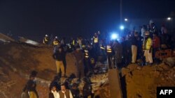 Рятувальники намагаються знайти живих людей під завалами, Лахор, Пакистан, 4 листопада 2015 року