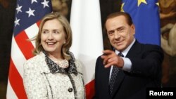 Державний секретар США Гілларі Клінтон та прем'єр-міністр Італії Сільвіо Берлусконі під час наради в Римі, 5 травня 2011 року