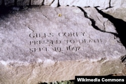 Камень в память о гибели Гайлса Кори, раздавленного во время процесса над ведьмами из Салема в 1692. Фото Tim1965
