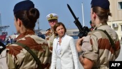 وزیر دفاع فرانسه در حال سان دیدن از نیروهای این کشور در پایگاه دریایی فرانسه در امارات متحده عربی.