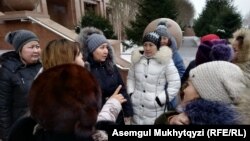 Тұрақты тіркеу мәселесін шешіп беруді талап етіп, әділет министрлігі алдына жиналған әйелдер. Нұр-Сұлтан, 3 желтоқсан 2019 жыл.