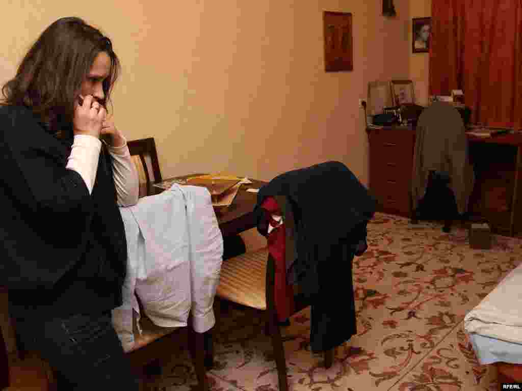 Жонка Някляева Вольга ў кватэры пасьля ператрусу пасьля таго як міліцыянты вывелі яе мужа.