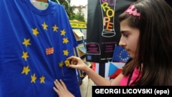 Дівчинка у столиці Македонії наносить на футболку зображення зірок європейського прапора з нагоди відзначення Дня Європи (архівне фото)