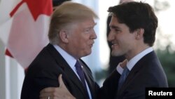 АҚШ президенті Дональд Трамп (сол жақта) пен Канада премьер-министрі Джастин Трюдо. Вашингтон, 13 ақпан 2017 жыл.