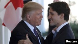 АҚШ президенті Дональд Трамп (сол жақта) пен Канада премьер-министрі Джастин Трюдо. Вашингтон, 13 ақпан 2017 жыл.
