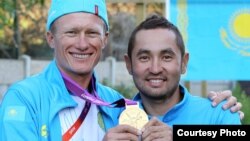 Kazakh cyclist Aleksandr Vinokurov's (left, with teammate Assan Bazaev) triumph on July 28 in the road cycling event set the tone for his country's success, one journalist says.