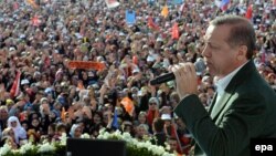 Tayyip Recep Erdogan is pushing hard to ensure that his ruling AKP party wins a convincing parliamentary majority in order to push through constitutional changes and widen his powers as Turkish president. (file photo)