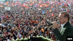 Премьер-министр Эрдоган выступает на митинге своих сторонников в Стамбуле. 23 марта 2014 года.