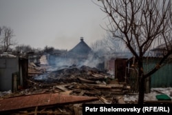 Разрушенный при обстреле дом в Дебальцеве