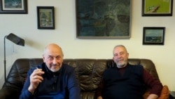 Светослав Юрекчиев и Владимир Стойнов, моряци на "Авиор". Снимката е направена през март 2020 г. във Варна от автора